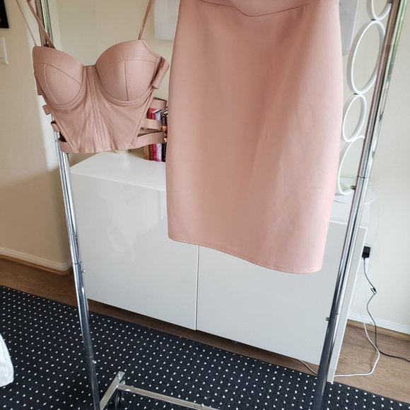 Super cute pink leather bustier and matching skirt - Picture 3 of 5